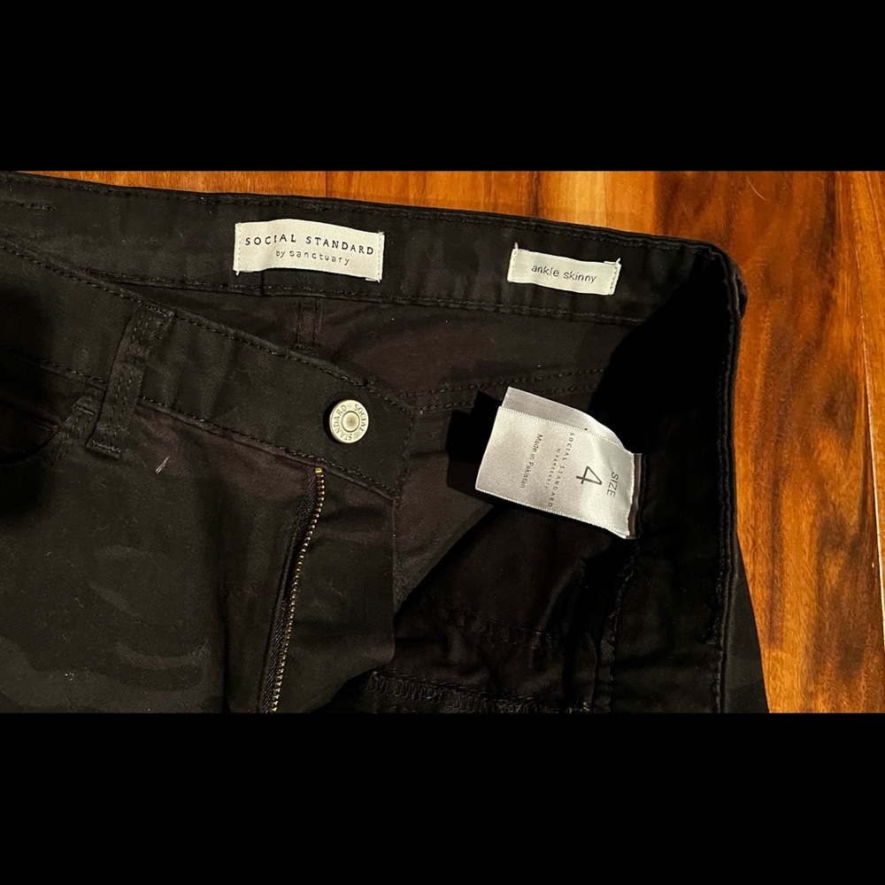Social Standards by Sanctuary, skinny ankle size 4, cropped black camo jeans